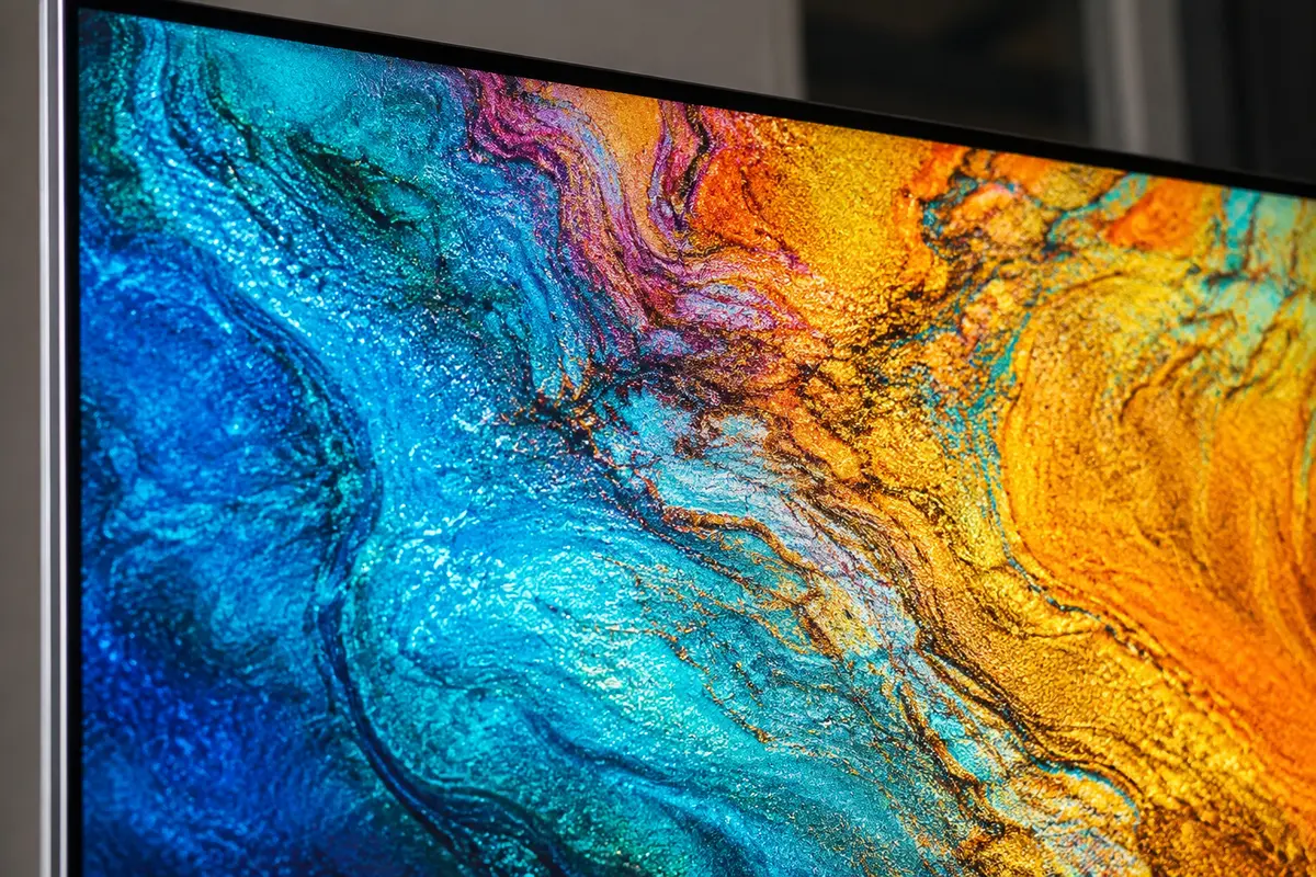 Detaliul fin al unei imagini 4K pe un televizor ieftin